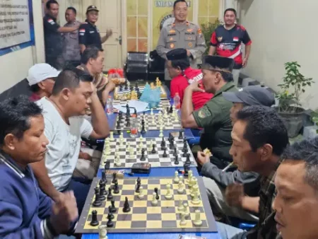 Cegah Aksi Anarkis, Polisi di Gresik Gelar Turnamen Catur Bareng Warga Foto BeritaJatim.com