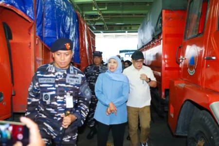 Respons Cepat Distribusi Logistik Terganggu, Khofifah Kirim Bantuan ke Pulau Bawean Foto BeritaJatim.com