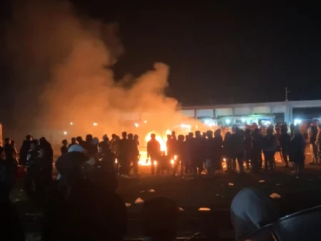 Grand Final Soedirman Cup di Pacitan Ricuh, Penonton Bakar Perangkat Pertandingan Gara-gara Rivan dan Dimas Absen Foto BeritaJatim.com
