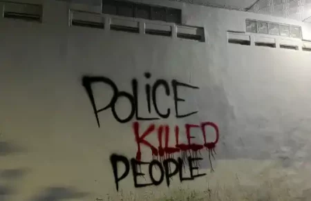 Coretan Provokatif “Police Killed People” Muncul Lagi di Kota Pasuruan Foto BeritaJatim.com