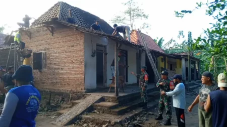TNI dan Warga Gotong Royong Bedah Rumah Warga Prasejahtera di Ponorogo Foto BeritaJatim.com