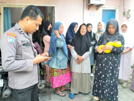 Warga Gresik Digegerkan Penemuan Bayi di Pinggir Jalan Poros Desa Foto BeritaJatim.com