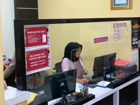 Petugas Loket SKCK Polres Pacitan Lembur Hingga Pukul 01.00 Dini Hari, Ada Apa? Foto BeritaJatim.com