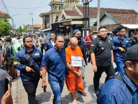 Rekonstruksi Sadis Pembunuhan Rp160 Juta di Gresik, Warga Soraki Pelaku Foto BeritaJatim.com