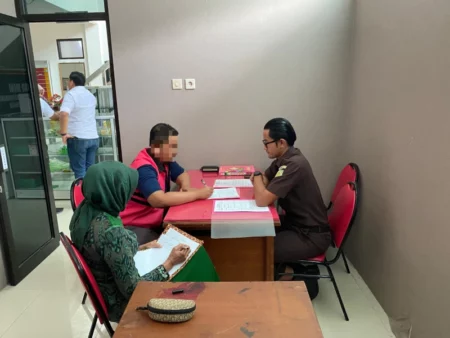 Tahap II Dugaan Korupsi Kredit Fiktif, NAF Ditahan Kejari Ponorogo 20 Hari Foto BeritaJatim.com