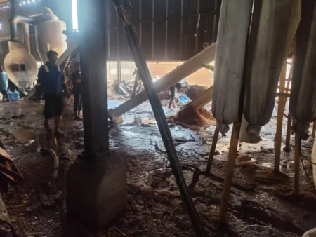 Mesin Produksi PT SPL Gresik Terbakar, Api Berasal dari Mesin Produksi Foto BeritaJatim.com
