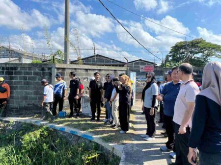 Cegah Banjir, SIER, Sampoerna, dan Pemkot Bersihkan Eceng Gondok Sungai Tambak Oso Foto BeritaJatim.com