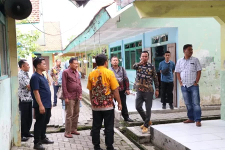 Kerusakan Sekolah di Gresik Jadi Perhatian: Rp18,6 Miliar untuk Perbaikan Sarana Pendidikan Foto BeritaJatim.com