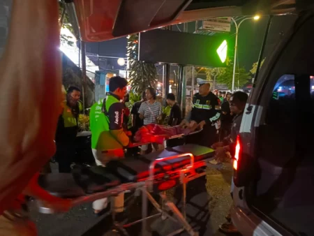 Pengemudi Ojol di Gresik Bantu Korban Kecelakaan di Jalan Raya Menuai Pujian Foto BeritaJatim.com