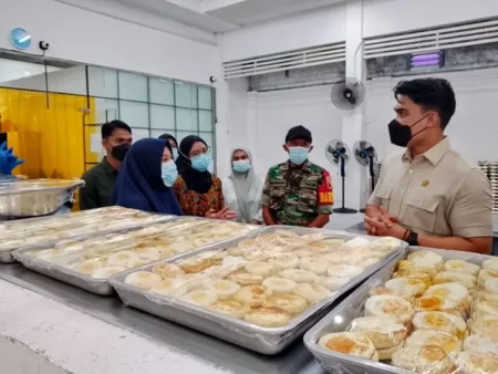 Inspeksi Mendadak ke SPPG Gayungan Surabaya, Cahyo Harjo: Jangan Khawatir Konsumsi MBG Foto BeritaJatim.com