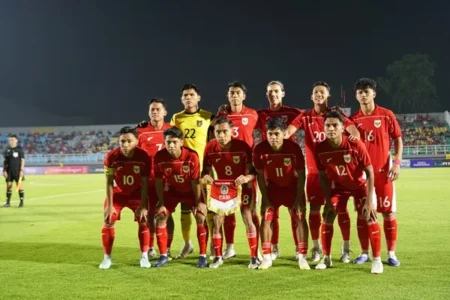 Patrick Kluivert Siapkan Strategi Baru Timnas Indonesia Hadapi Lebanon di GBT Surabaya Foto BeritaJatim.com