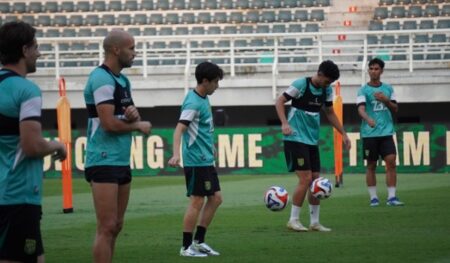 Persebaya All Out Hadapi Persib, Eduardo: Fokus Tiga Poin! Foto BeritaJatim.com