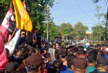 Aliansi Mahasiswa Demo DPRD Pamekasan Foto BeritaJatim.com