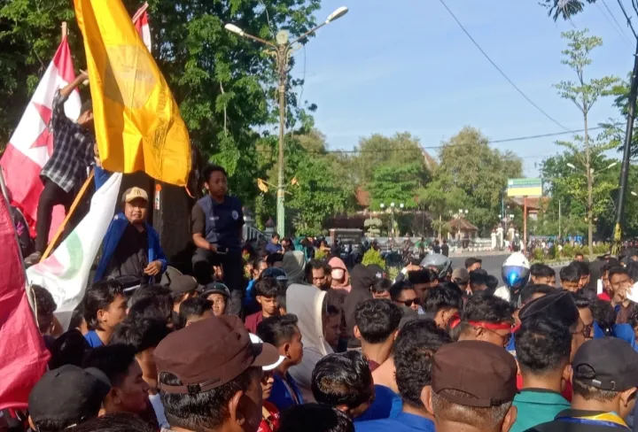 Aliansi Mahasiswa Demo DPRD Pamekasan Foto BeritaJatim.com