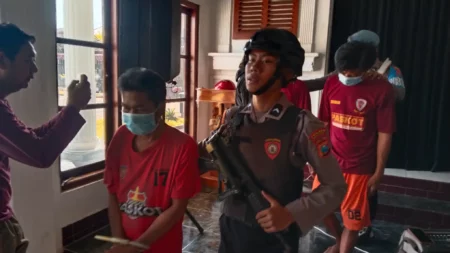 Polisi Gadungan Peras Keluarga Tahanan Rp38 Juta, Tiga Tersangka Dibekuk di Pasuruan Foto BeritaJatim.com