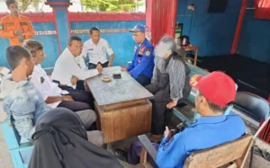 Damkar Pamekasan ‘Padamkan’ Api Amarah Pasutri Foto BeritaJatim.com