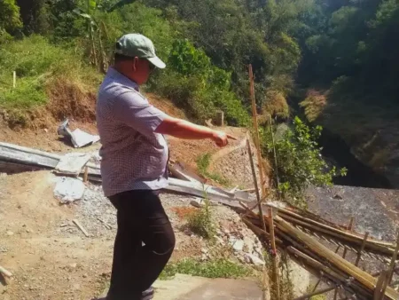 Ketua DPRD Pasuruan Sidak Proyek Rehabilitasi Dam Irigasi Wonosari Gempol Foto BeritaJatim.com