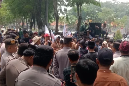 Sejumlah Orang Tagih Janji dan Komitmen Bupati Pamekasan Foto BeritaJatim.com