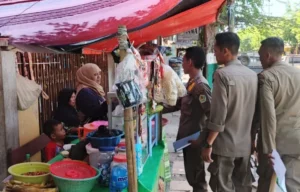 Satpol-PP Pamekasan Kembali Ingatkan PKL Tidak Buka Lapak di Area Terlarang Foto BeritaJatim.com