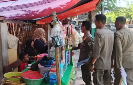 Satpol-PP Pamekasan Kembali Ingatkan PKL Tidak Buka Lapak di Area Terlarang Foto BeritaJatim.com
