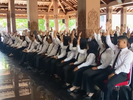 SK PPPK Tahap 2 Diserahkan, Bupati Ponorogo Ingatkan Tugas ASN untuk Rakyat Foto BeritaJatim.com