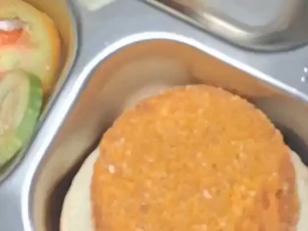 Siswa SMKN 1 Bangil Pasuruan Sambat Makanan Berbelatung Foto BeritaJatim.com