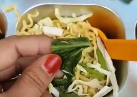 Viral Temuan Ulat Pada Menu MBG di Tuban, SPPG Minta Maaf dan Janji Lebih Teliti Foto BeritaJatim.com