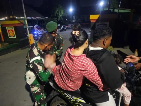 Aksi Heroik Prajurit Yonif 501/BY, Selamatkan Ibu Melahirkan di Tengah Perjalanan Foto BeritaJatim.com