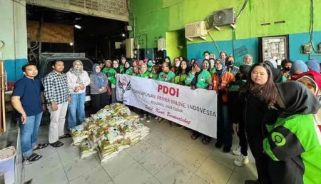 Lita Machfud Arifin Bantu Ojek Online Perempuan di Surabaya, Sebut Mereka Pejuang Keluarga Foto BeritaJatim.com