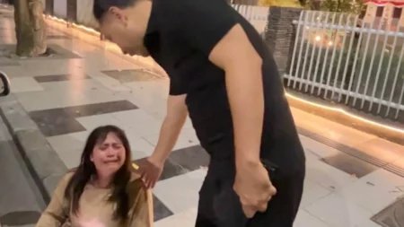 Warga Gubeng Ceritakan Momen Diselamatkan Wali Kota Eri Cahyadi Saat Kerusuhan Surabaya Foto BeritaJatim.com