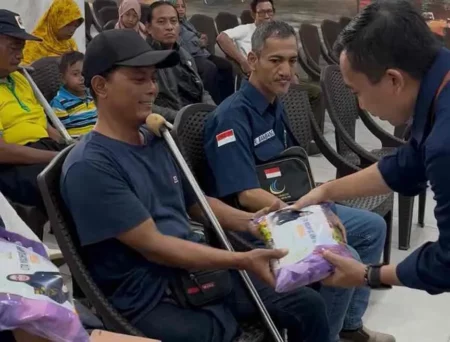 Lita Machfud Arifin Salurkan Bantuan Beras untuk Komunitas Difabel di Surabaya Foto BeritaJatim.com