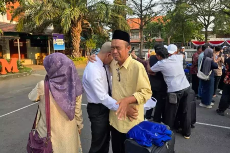 Lepas 70 Calon Praja IPDN, Kepala BKD Jatim Semangati untuk Jadi yang Terbaik Foto BeritaJatim.com