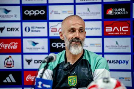 Persebaya Tantang Dewa United: Edu Perez Matangkan Taktik, Risto Siap Rebut 3 Poin dari Mantan Klub! Foto BeritaJatim.com