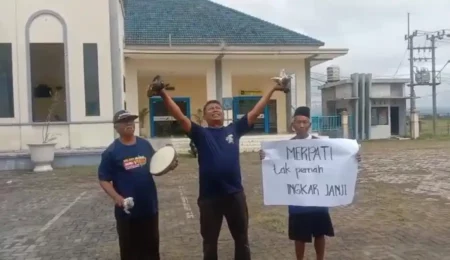 Belum Ada Penerbangan ke Jakarta, Warga Terbangkan 3 Ekor Merpati di Bandara Jember Foto BeritaJatim.com
