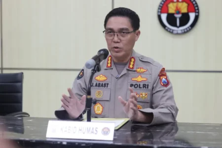 Polda Jatim Terjunkan 300 Personil Evakuasi Warga Terdampak Erupsi Semeru Foto BeritaJatim.com