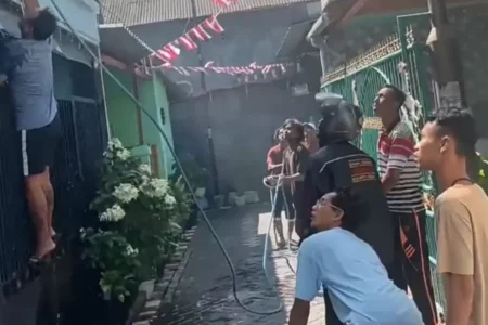 Kebakaran Rumah di Jalan Kapten Dulasim Gresik Diduga Akibat Konsleting Listrik Foto BeritaJatim.com