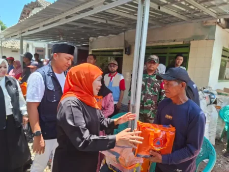 Khofifah Siap Dukung Anggaran Perbaikan Rumah Korban Gempa di Situbondo Foto BeritaJatim.com