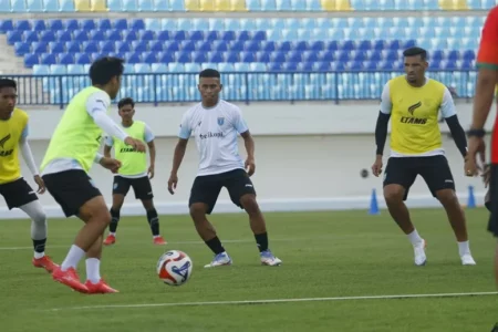 Persela Resmi Gaet Osvaldo Haay, Aji Santoso Yakin Tambah Daya Gedor Lini Serang Foto BeritaJatim.com