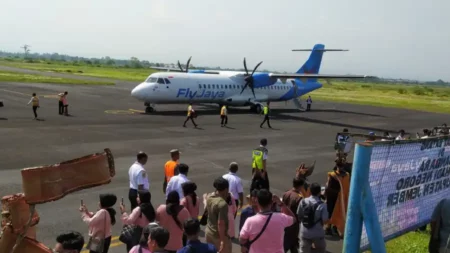 Pesawat Komersial dari Jakarta Akhirnya Mendarat di Bandara Jember Foto BeritaJatim.com