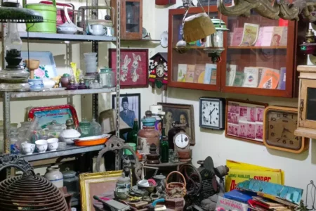 Pasar Nostalgia Surabaya Jadi Surga Kolektor Barang Antik, Toko Kuyen Pikat Turis Mancanegara Foto BeritaJatim.com