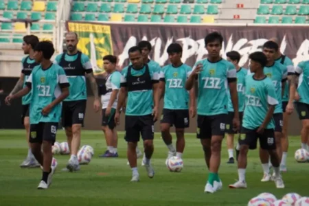 Persebaya Tunggu Pemulihan Pemain Kunci Jelang Laga Tandang Lawan Dewa United Foto BeritaJatim.com