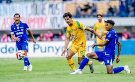 Persebaya Kalah Tipis dari Persib di GBLA, Francisco Rivera Kartu Merah Foto BeritaJatim.com
