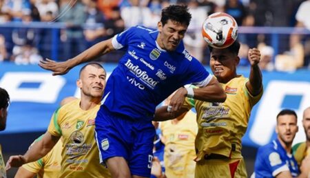 Laga Persib Vs Persebaya di GBLA Dihentikan Hujan Deras, Persib Unggul 1-0 Foto BeritaJatim.com