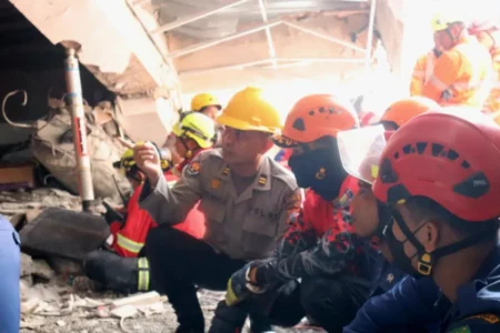 Personil Polres Sidoarjo Tetap Diturunkan Jaga Pesantren Al Khoziny Sidoarjo Foto BeritaJatim.com