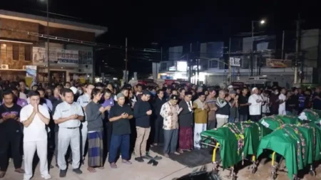 Puluhan Orang di RS Bina Sehat Jember Salati Tujuh Jenazah Korban Kecelakaan Maut Foto BeritaJatim.com