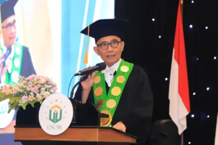 Haru, Rektor Unusa Isyaratkan Perpisahan saat Lepas Wisudawan Foto BeritaJatim.com