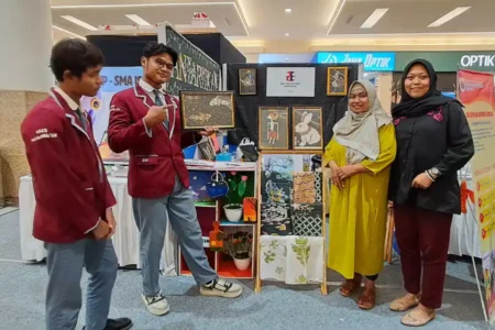 Siswa SMA Antartika Pamerkan Inovasi ‘Ice CreamBATH’ Hingga Batik Canting di UT Fiesta Volume 2 Foto BeritaJatim.com