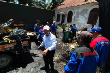 Bersih-bersih Grahadi, Ketua SPSI Jatim: Jangan Sampai Ulah Perusuh Hapus Jejak Sejarah Foto BeritaJatim.com
