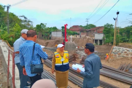DPRD Madiun Soroti Proyek Rp10,6 Miliar Jembatan Klumutan Saradan Foto BeritaJatim.com