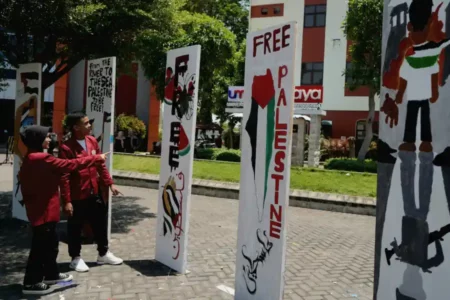 The Wall of Peace, Simbol Perdamaian dari Mahasiswa UM Surabaya Foto BeritaJatim.com